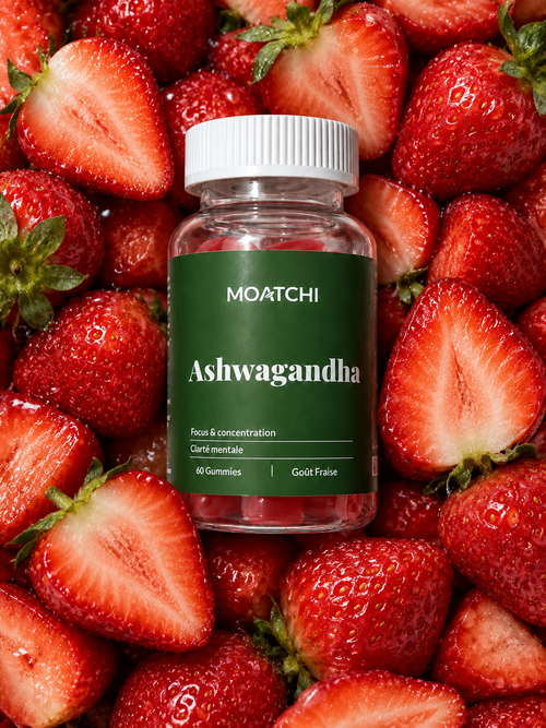 Pot de gummies MOATCHI Ashwagandha sur un lit de fraises