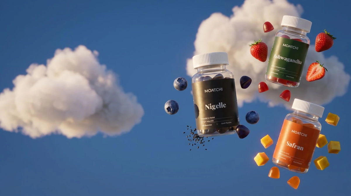 Pots de gummies MOATCHI Nigelle, Ashwagandha et Safran en suspension dans le ciel avec myrtilles, fraises et mangue