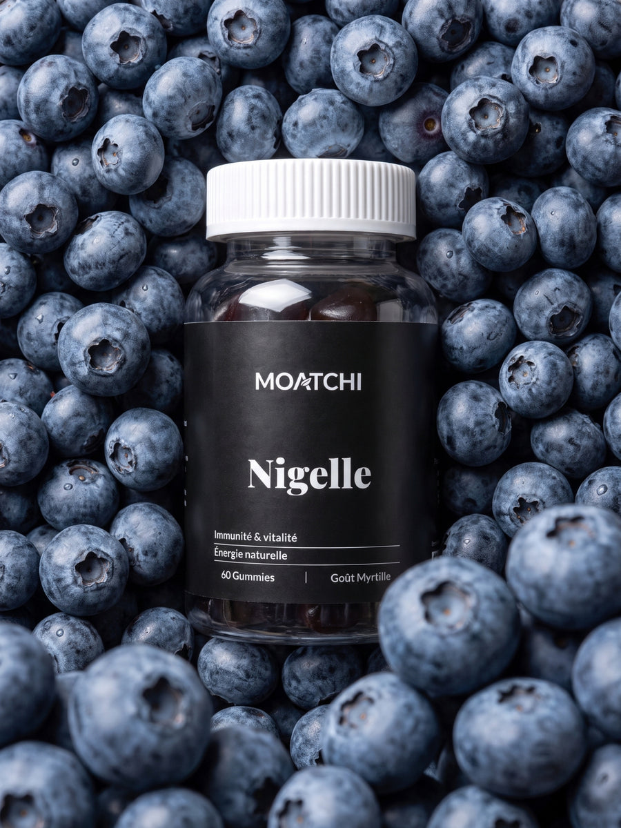 Pot de gummies MOATCHI Nigelle sur un lit de myrtilles