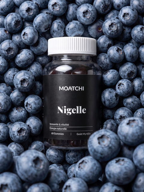 Pot de gummies MOATCHI Nigelle sur un lit de myrtilles