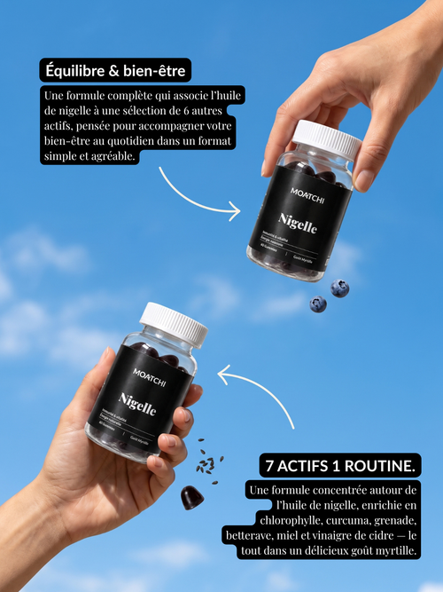 Deux pots MOATCHI Nigelle tenus en main : 7 actifs, 1 routine