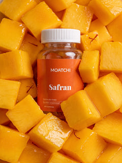 Pot de gummies MOATCHI Safran sur des cubes de mangue
